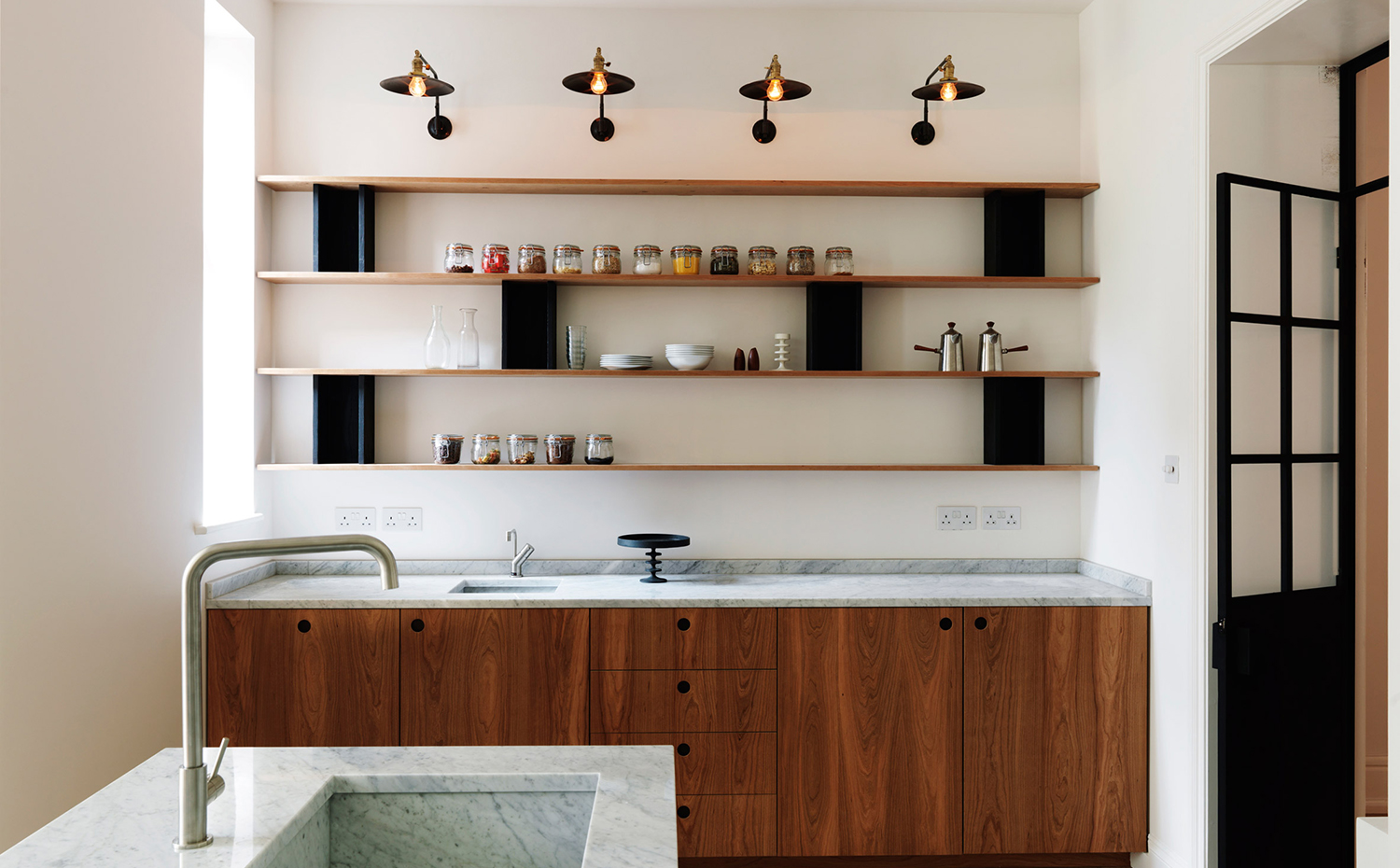 west-london-house-maclean-interiors-interiors-residential-uk dezeen 2364 col 17. La cocina destaca por los muebles de madera de cerezo en combinación con elementos de mármol