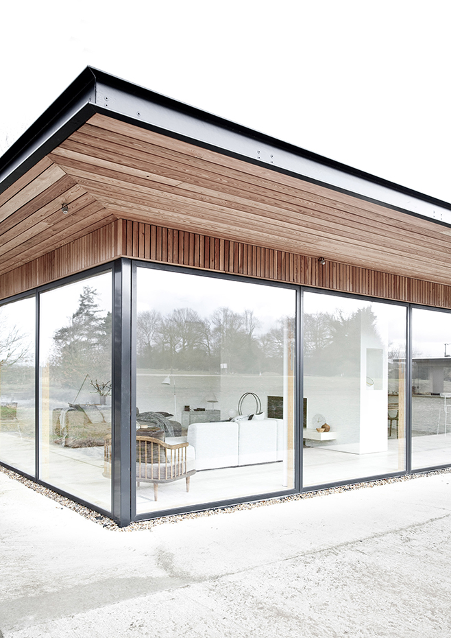 red-grove-farm-scott-house-pavilion-house-residential-norm-suffolk-england-uk dezeen 2364 col 14. Grandes ventanales recorren la fachada enmarcando el paisaje