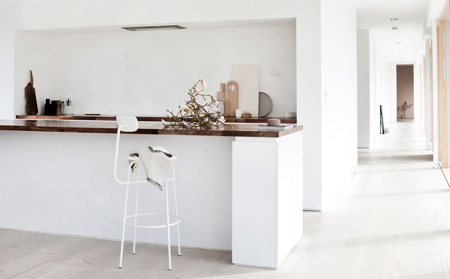 red-grove-farm-scott-house-pavilion-house-residential-norm-suffolk-england-uk dezeen 2364 col 6. En la cocina, con barra americana, impera el blanco y la madera