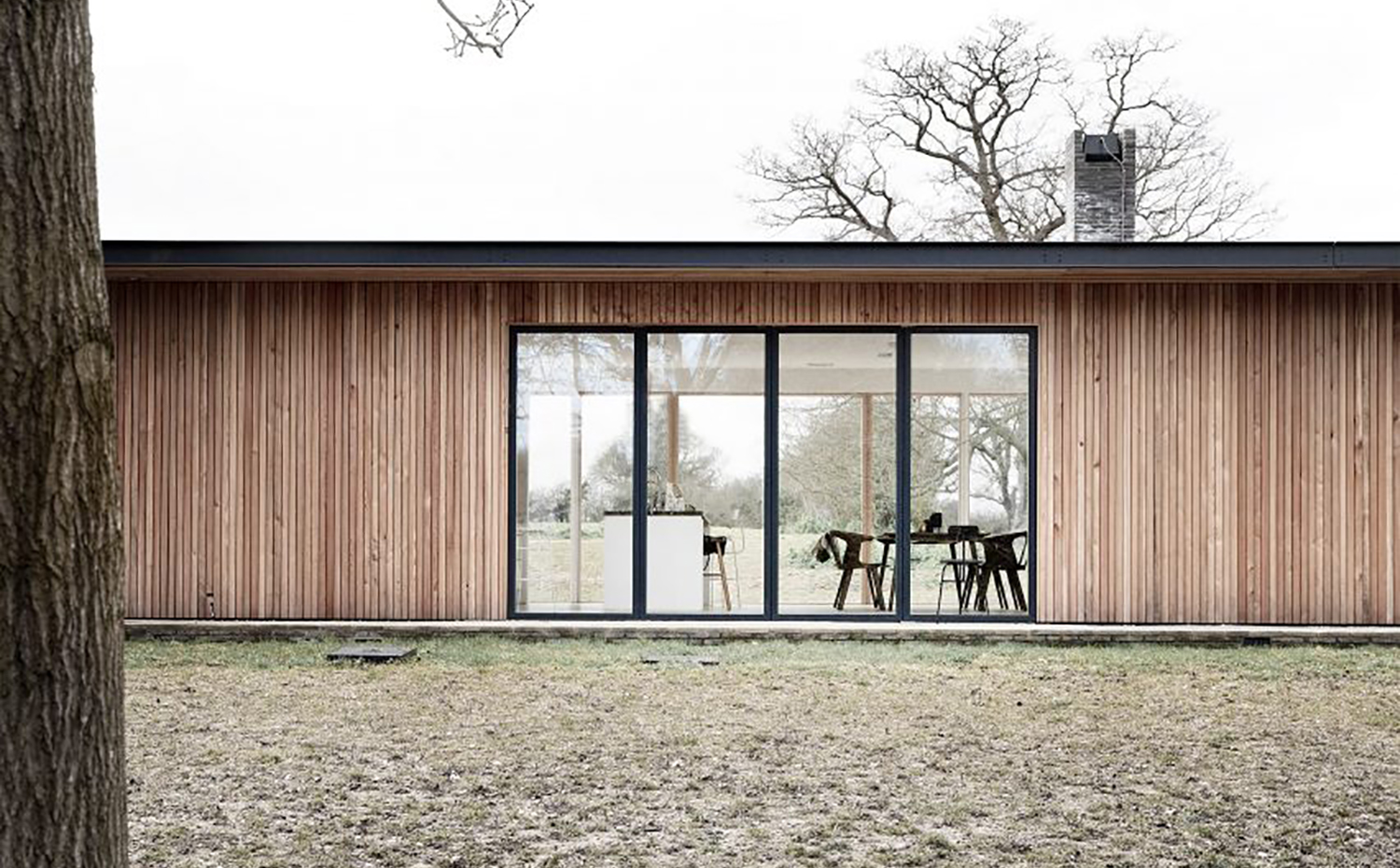 red-grove-farm-scott-house-pavilion-house-residential-norm-suffolk-england-uk dezeen 2364 ss 3-852x608. Fachada principal cubierta de madera de alerce