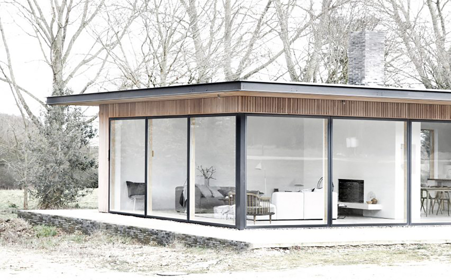 red-grove-farm-scott-house-pavilion-house-residential-norm-suffolk-england-uk dezeen 2364 ss 7-852x609. Una hilera de árboles protege la construcción del viento y sirve de linde entre el jardín y las plantaciones vecinas