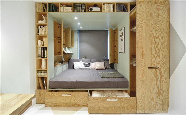 Se ha aprovechado el espacio de debajo de la cama para colocar cajones