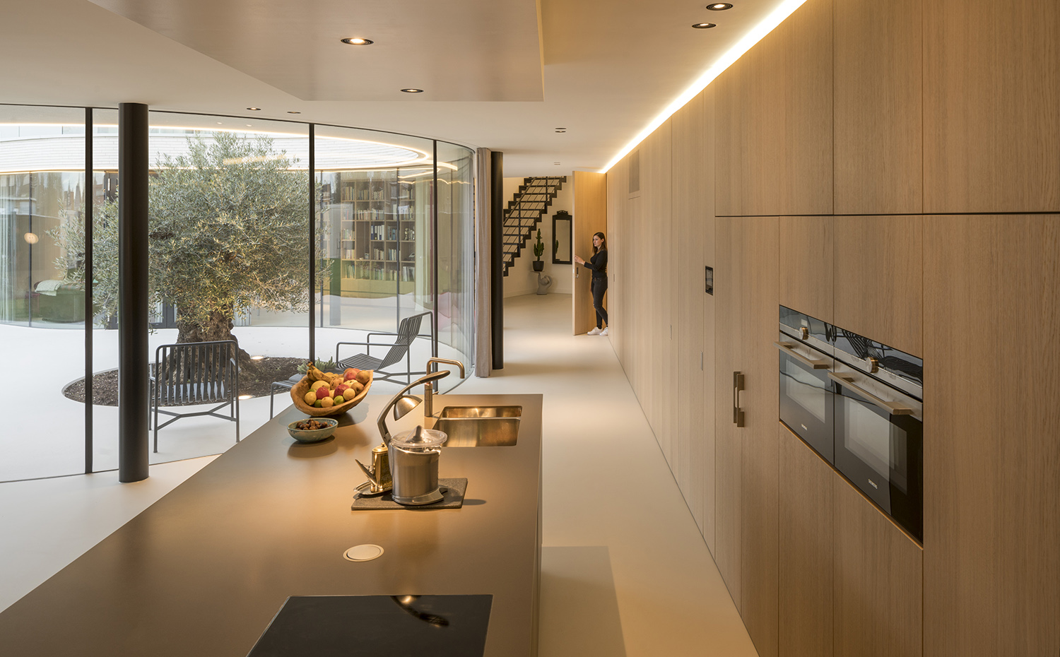 Casa Kwantes MVRDV HR12. Una estructura alargada forrada de madera articula toda la zona de día y contiene la mayoría de funciones domésticas, incluyendo los armarios de la cocina. Esta se completa con una isla