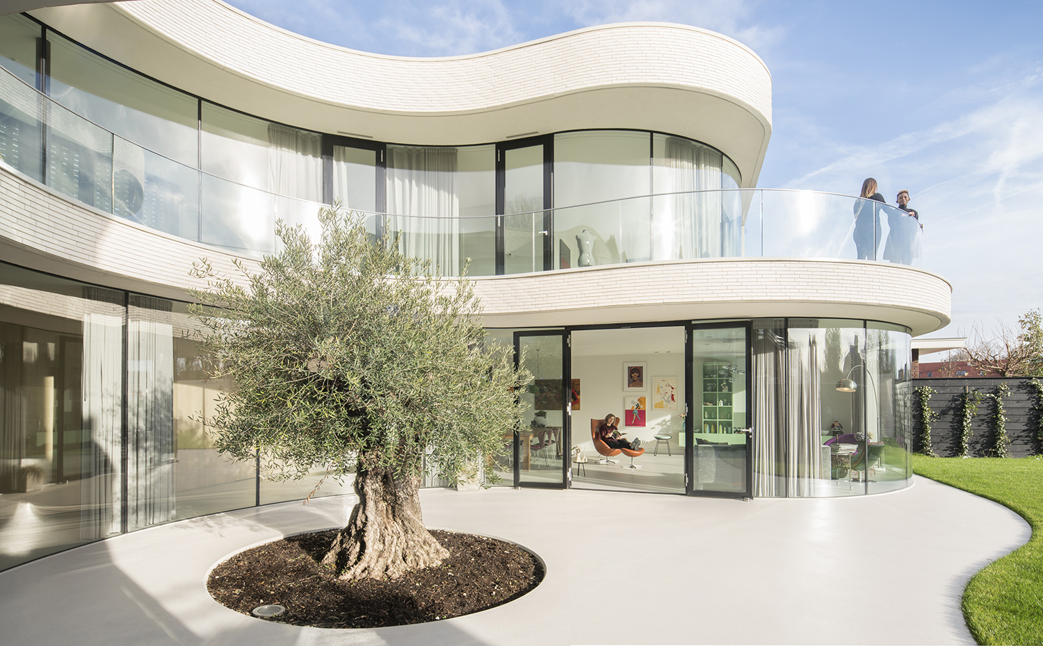Casa Kwantes MVRDV HR15. Terrazas y fachadas serpentean alrededor del elemento focal del jardín, un recio y solitario olivo