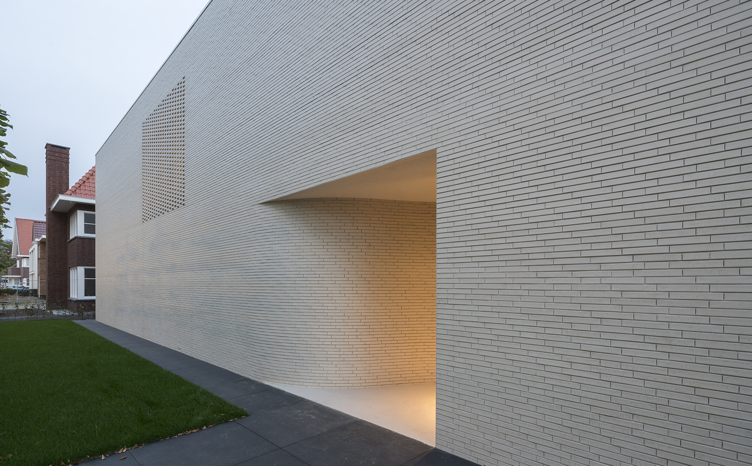 Casa Kwantes MVRDV HR4. Del lado de la calle, la casa se muestra introvertida, con su fachada ciega de ladrillo interrumpida solo por la hendidura del acceso y una celosía en el nivel superior