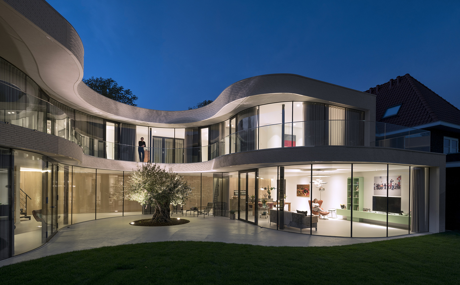 Casa Kwantes MVRDV HR5. Frente a la exigencia del ayuntamiento de una arquitectura de inspiración retro para integrar la construcción en el entorno, el proyecto de MVRDV propone una alternativa más vanguardista, pero con guiños al pasado