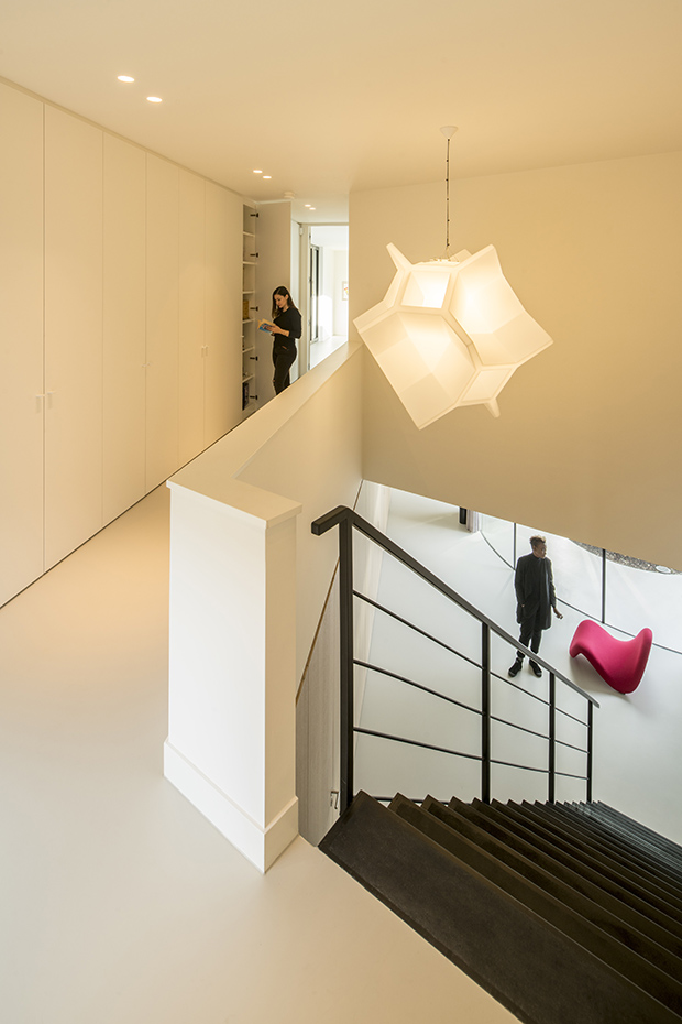 Casa Kwantes MVRDV HR8. En la zona más íntima de la casa predomina el efecto balsámico de las superficies blancas