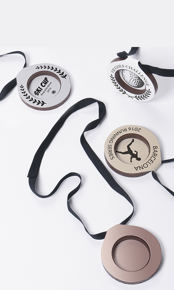 SA Catalogo- medallon2. En el diseño de la línea de medallones, orientada a eventos deportivos, prima la sencillez en las formas y volúmenes. El trofeo presenta dos superficies de chapa plana que permite realizar grabados personalizados de logos, textos y formas libres