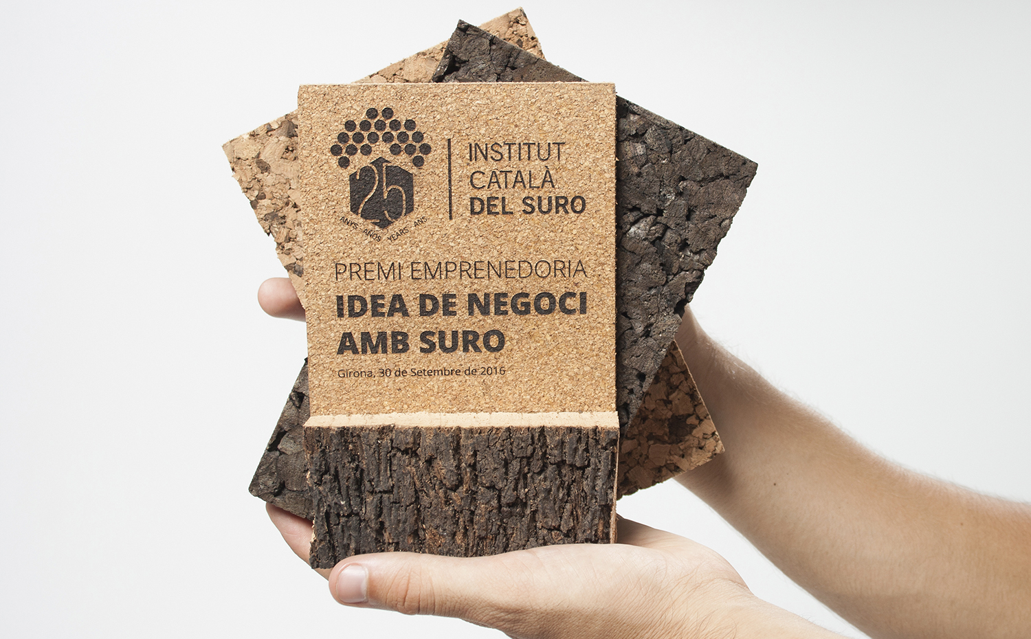 SA Idea de negoci amb suro-16 (2). Trofeo realizado a medida para los Premios Ideas con Corcho del instituto catalán del corcho. El diseño representa la versatilidad de la materia prima del alcornoque y sus diferentes formatos