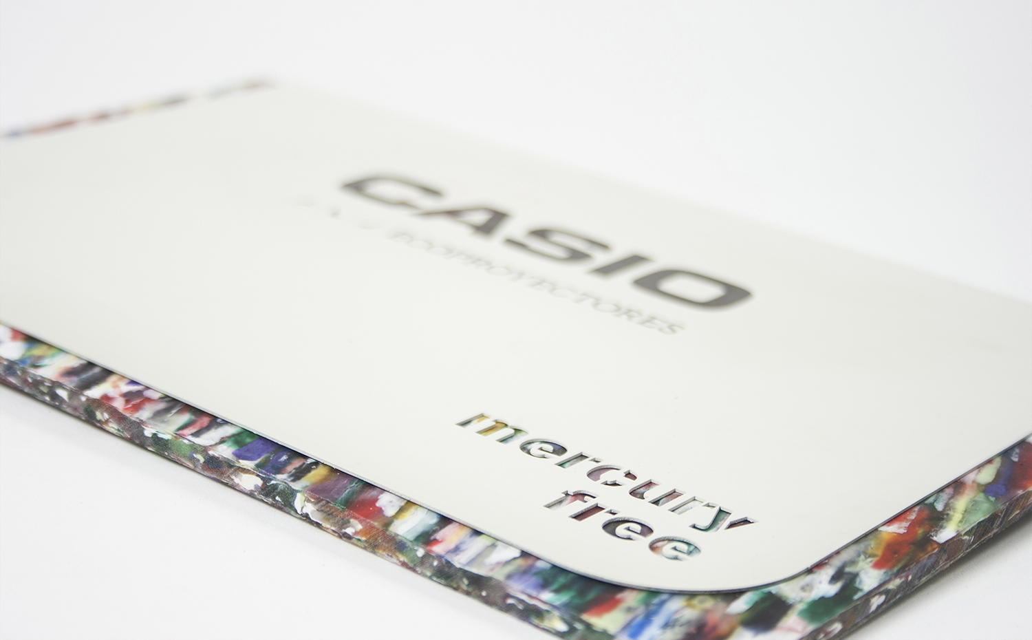SA-Premio casio. Casio Computer Co reconoce a aquellos centros educativos que apuestan por la revolucionaria tecnología de ecoproyectores Láser-LED. El trofeo diseñado por OiKo está fabricado con tablero de HDPE reciclado procedente de tapones de botellas y chapa de hierro pintada al agua con grabado láser YAG