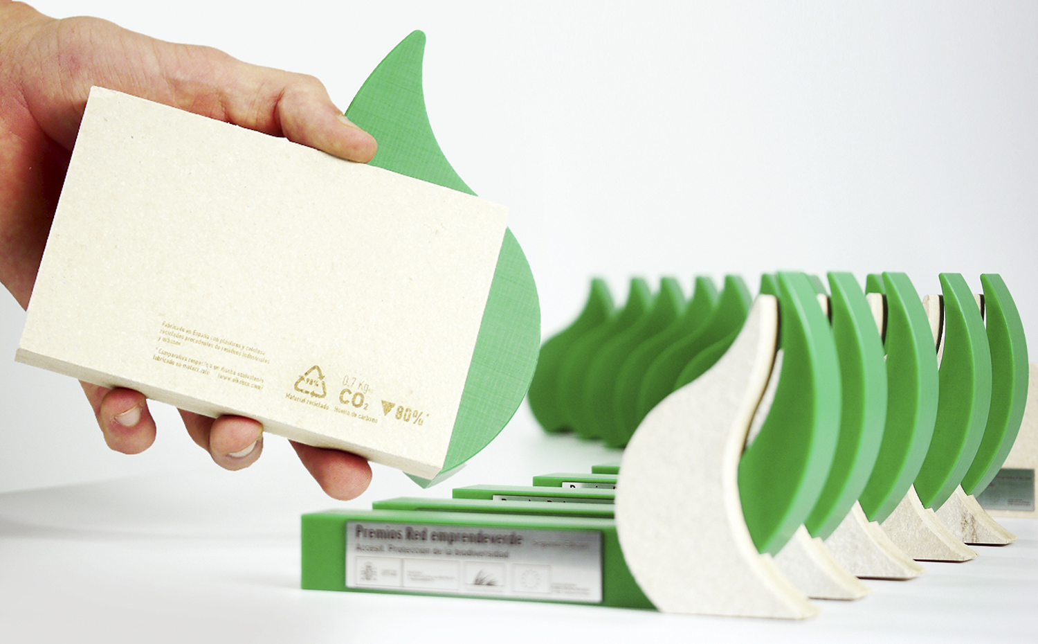 SA-premio red empredeverde-14. Los diversos trofeos diseñados para el Premio Red Emprendeverde, convocado por la Fundación Biodiversidad del Ministerio de Agricultura, Alimentación y Medio Ambiente, contienen entre un 82 y un 98% de plástico y chapa metálica reciclados