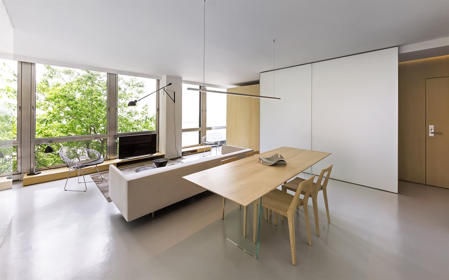 unit-3e-vladimir-radutny-architects-chicago-apartments-usa-architecture dezeen 2364 col 10. Todos los muebles están orientados hacia el exterior
