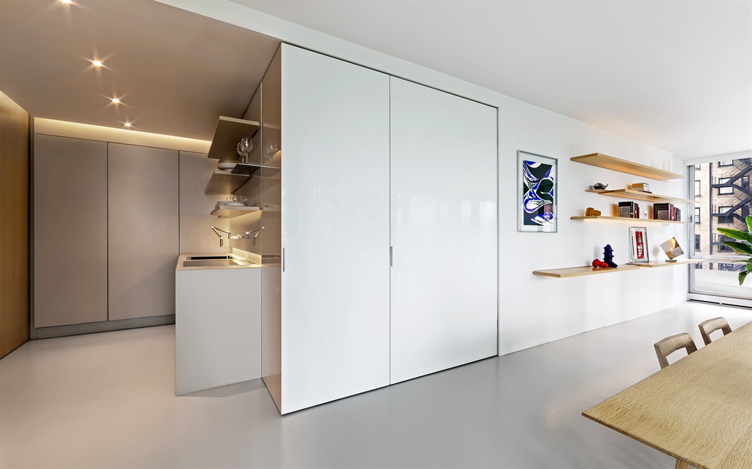 unit-3e-vladimir-radutny-architects-chicago-apartments-usa-architecture dezeen 2364 col 14. El espacio de almacenamiento está perfectamente estudiado para que haya orden en el pequeño apartamento