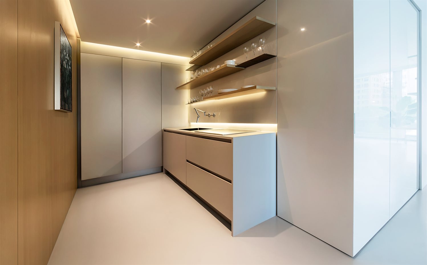 unit-3e-vladimir-radutny-architects-chicago-apartments-usa-architecture dezeen 2364 col 2. El gran armario auxiliar de la cocina oculta todo aquello que resta ligereza visual a la distribución