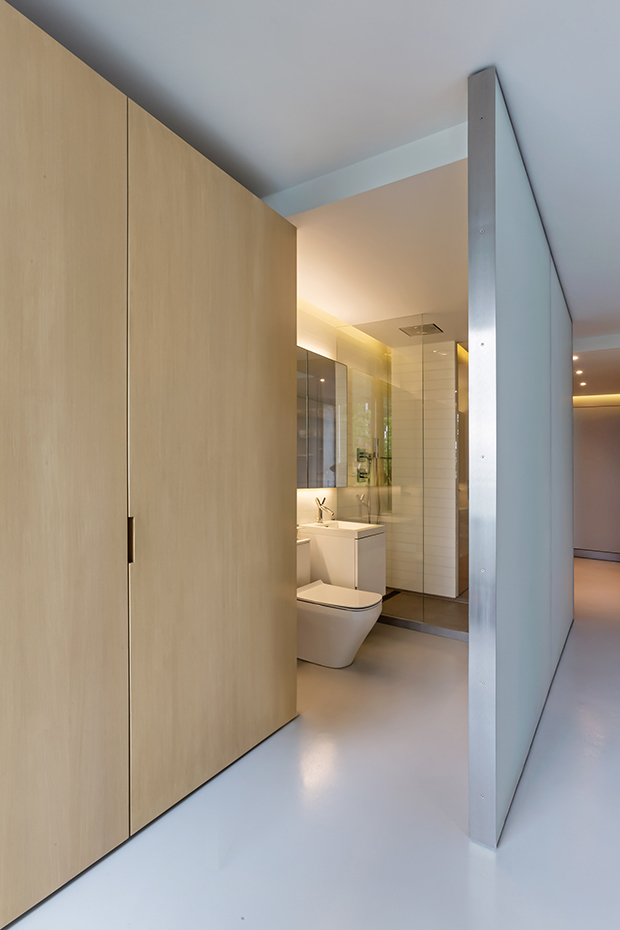 unit-3e-vladimir-radutny-architects-chicago-apartments-usa-architecture dezeen 2364 col 3. Un muro de vidrio grabado al ácido separa el baño del resto de la vivienda