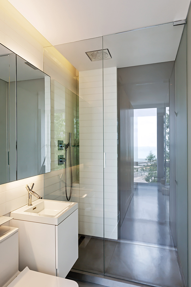unit-3e-vladimir-radutny-architects-chicago-apartments-usa-architecture dezeen 2364 col 6. Una de las paredes acristaladas de la ducha es inteligente y se colorea cuando se necesita mayor intimidad