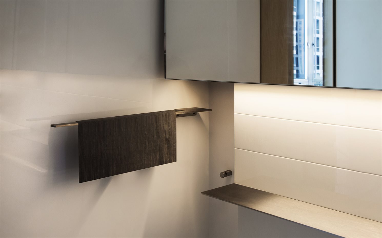 unit-3e-vladimir-radutny-architects-chicago-apartments-usa-architecture dezeen 2364 col 7. Los detalles en acero enfatizan la simplicidad del lavabo