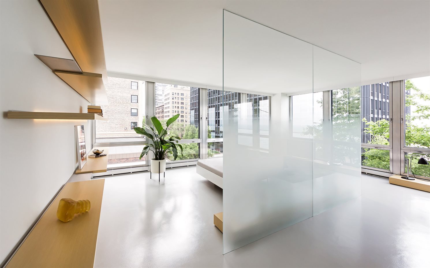 unit-3e-vladimir-radutny-architects-chicago-apartments-usa-architecture dezeen 2364 col 8. Los grandes acristalamientos ofrecen una vista sin igual del entorno
