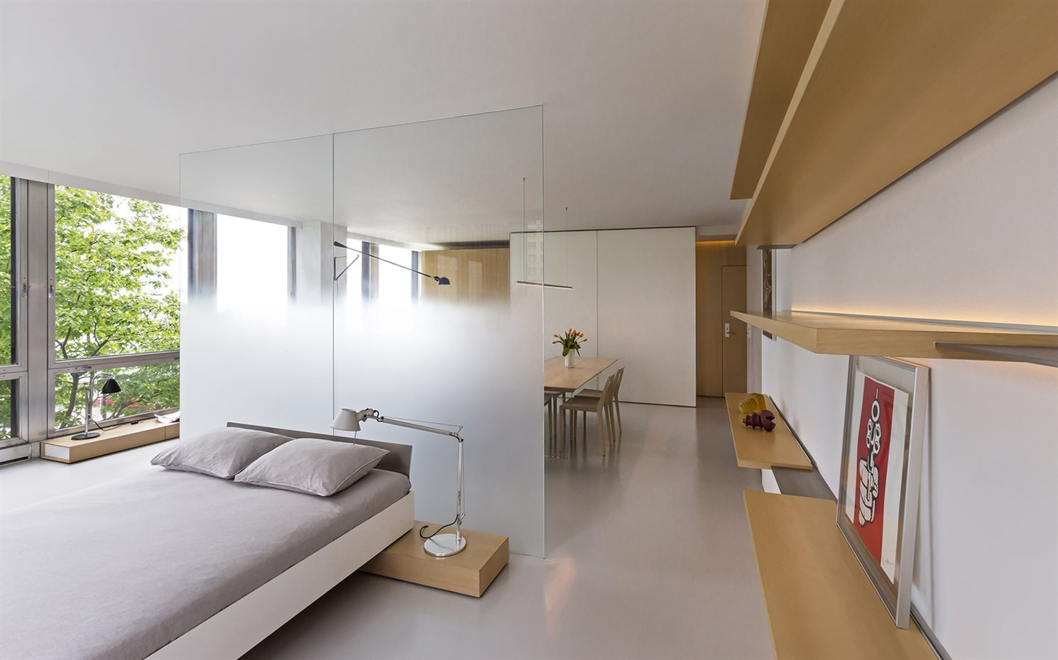 unit-3e-vladimir-radutny-architects-chicago-apartments-usa-architecture dezeen 2364 col 9. Un cabecero de cristal degradado al ácido sirve de separación del dormitorio