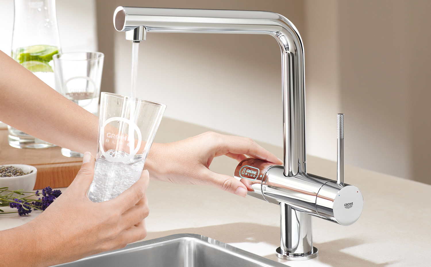 Grohe Blue Home. Para fabricar un litro de agua embotellada se consumen siete litros del preciado líquido. Grohe Blue Home proporciona un agua de sabor puro desde el propio grifo de casa, eliminando así la necesidad de comprar agua embotellada