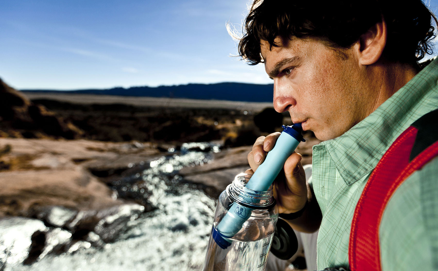 Lifestraw-photo-1. LifeStraw es un filtro de agua diseñado para ser usado por una persona. Filtra hasta 1.000 litros de agua, cantidad equivalente al consumo de una persona durante todo un año. Fue creado por la firma suiza Vestergaard Frandsen para zonas sin suministro de agua potable o situaciones de emergencia