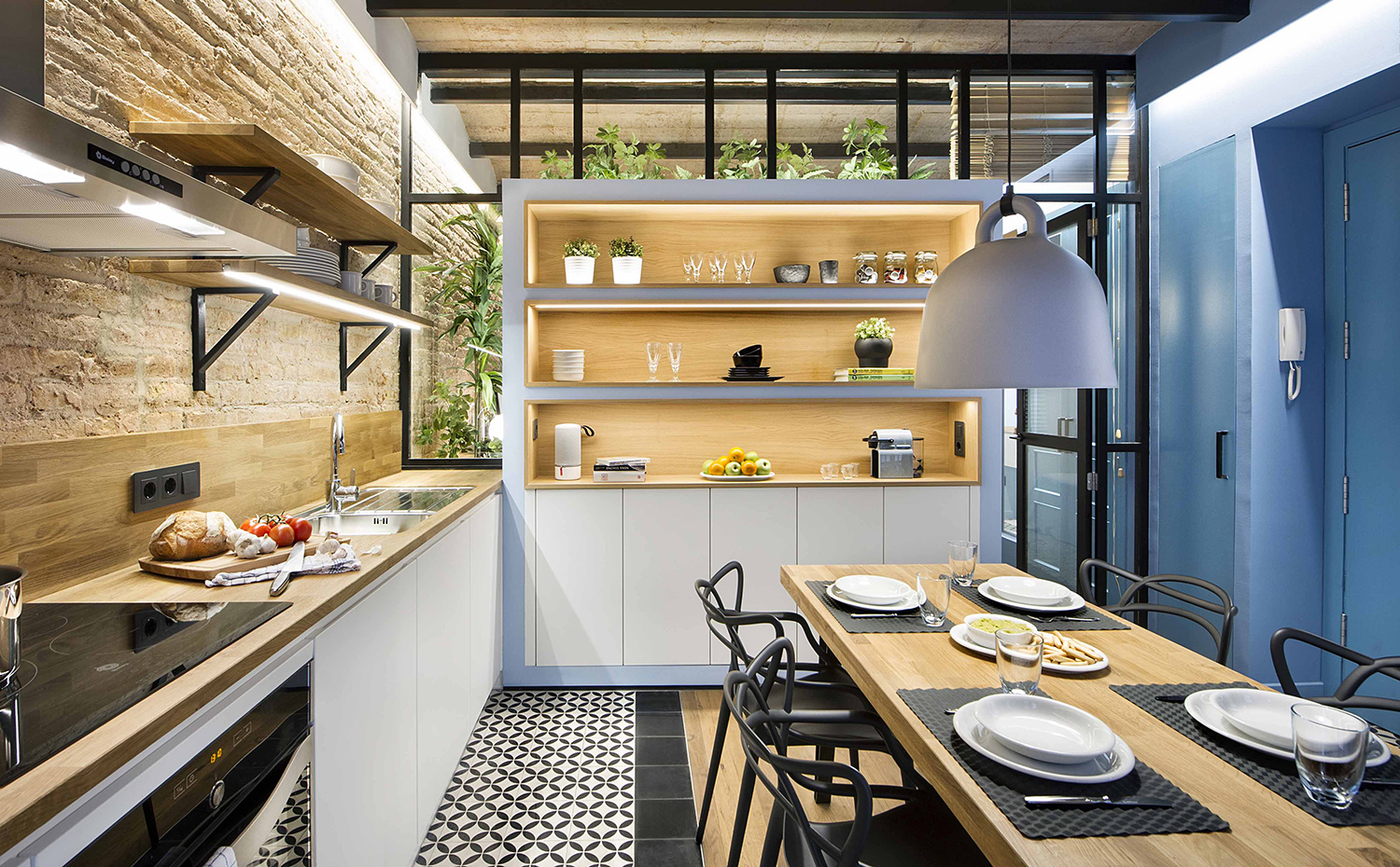 BARCELONETA 02M. El acceso a la vivienda comunica directamente con el espacio que hace las veces de cocina, comedor y salón