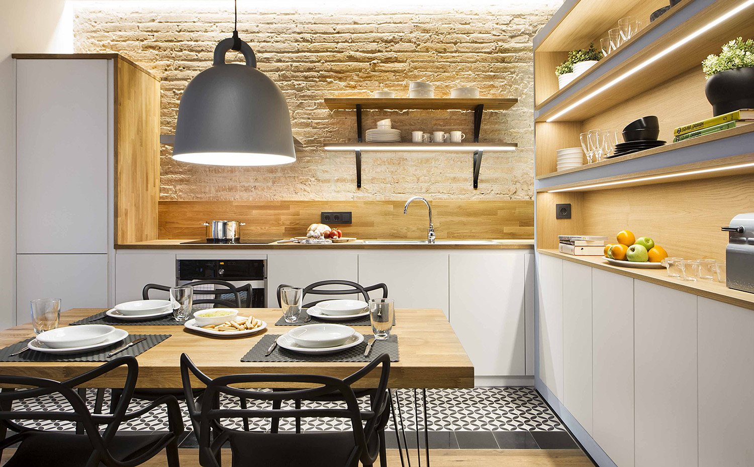 BARCELONETA 04b. El mobiliario de cocina es de Kvik. Lámpara suspendida Bell, diseño de Andreas Lund y Jacob Rudbeck para Normann Copenhagen. Sillas Master, de Philippe Starck para Kartell. En el suelo se combina la baldosa hidráulica con el parquet de madera de roble