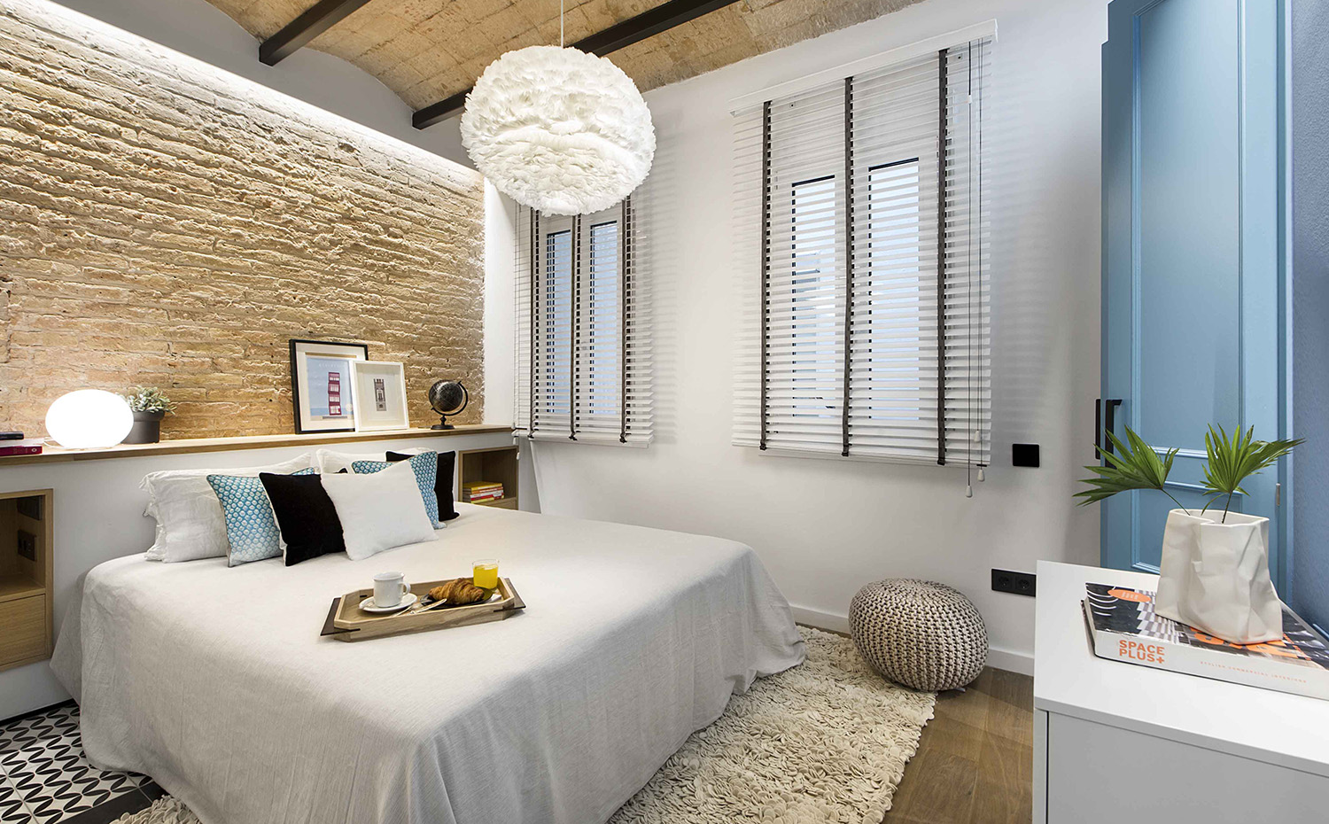 BARCELONETA 16c. Cama, de Ikea. Lámpara suspendida Eos Large, de Vita Copenhagen. Cortinas venecianas, de Living 66