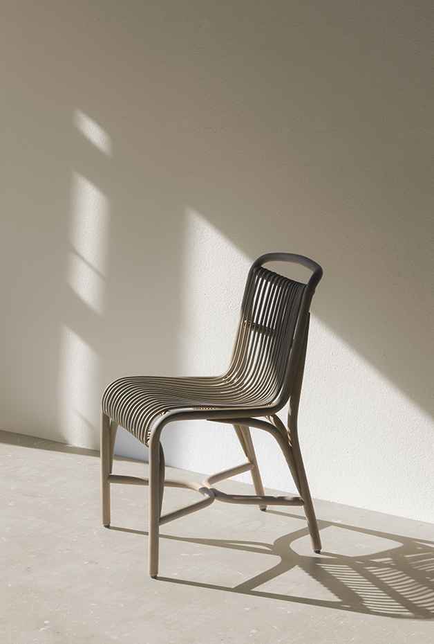 Expormim. Gata chair by Miguel & Gonzalo Milá 01. La sencillez de la silla Gata, cuya autoría comparten Miguel y Gonzalo, esconde un complejo proceso que ha durado cuatro años