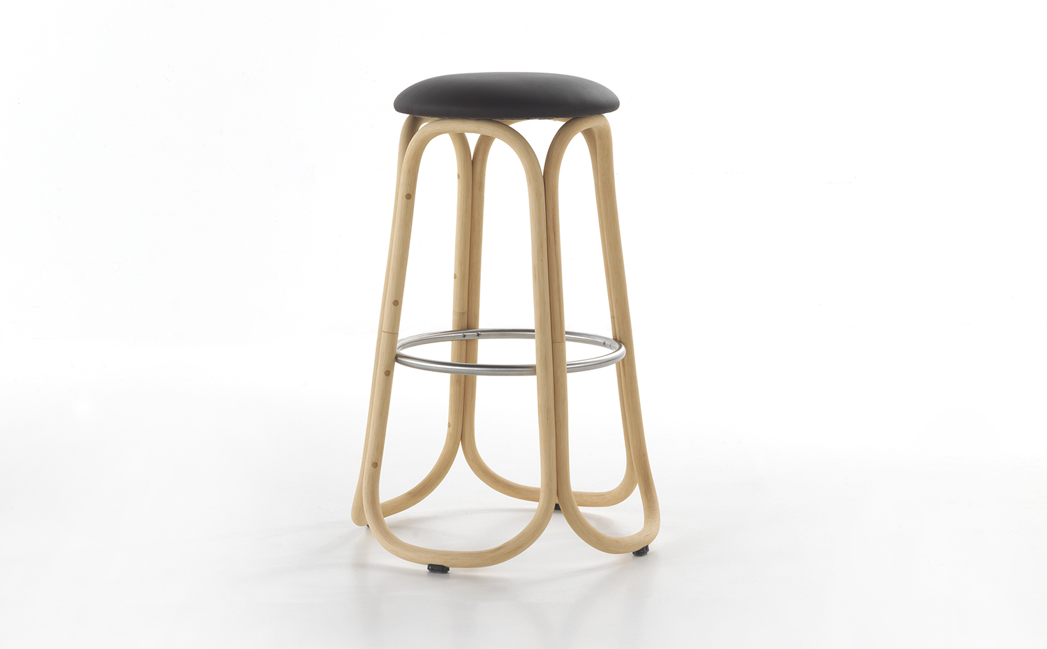 Expormim. Gres high stool by Miguel Milá 01. Entre los diversos acabados destaca este de color natural. Se ha despojado de la piel al ratán para trabajar mejor esta materia prima 