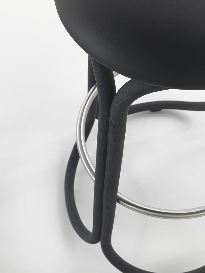 Expormim. Gres high stool by Miguel Milá 02. Detalle del refuerzo metálico de la base del taburete, que le añade estabilidad