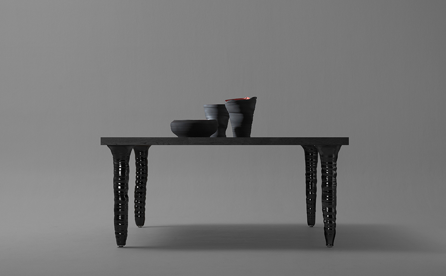 BD Barcelona Design tavolo e vasi Fang di Xavier Manosa. Mesa y recipientes Fang, de Xavier Mañosa para BD Barcelona Design