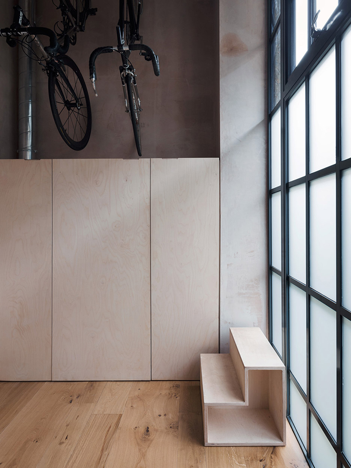 La zona de almacenamiento también tiene espacio para colgar las bicicletas