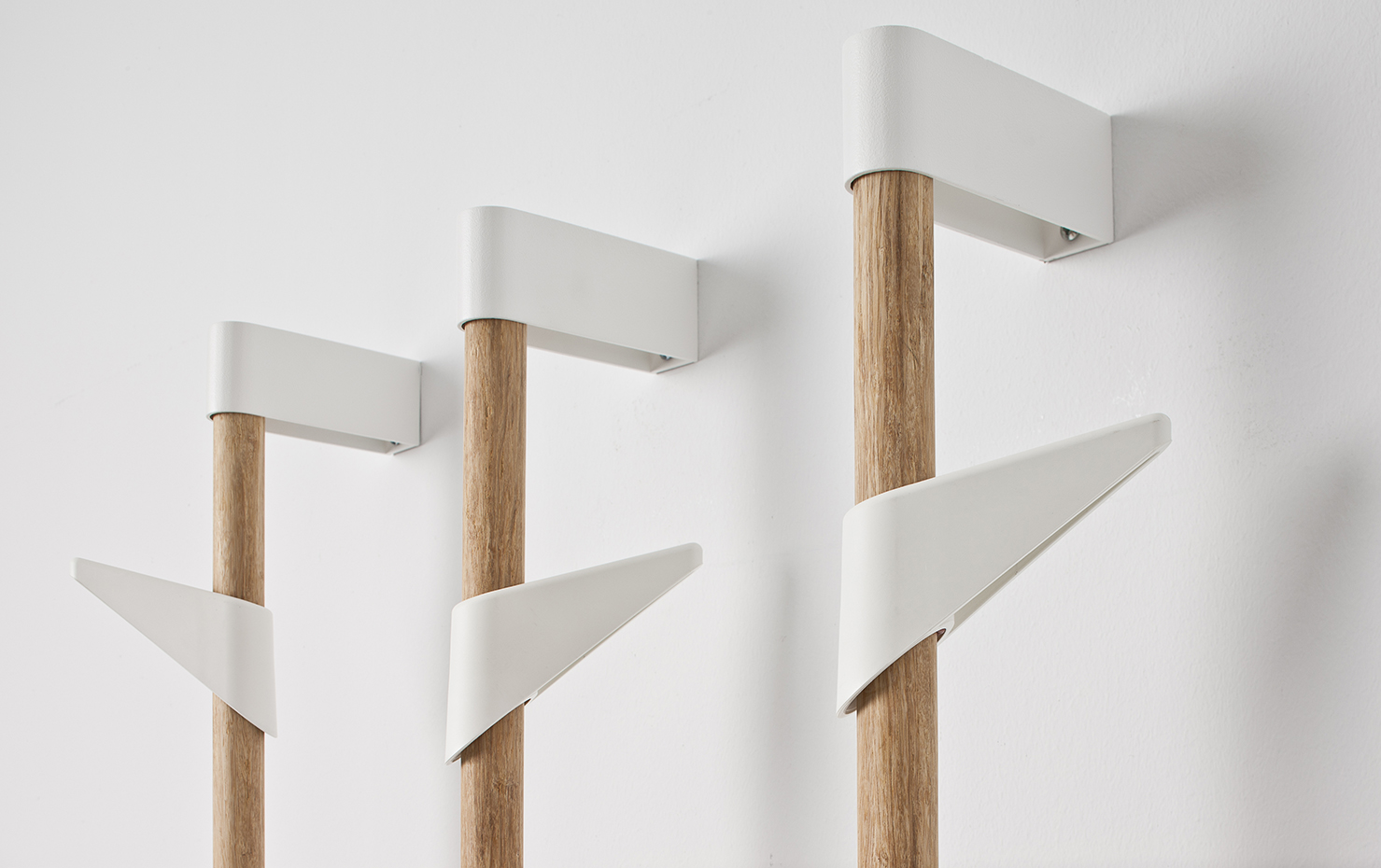 43b4d2cf355dc4682bfc267ab2896526. Perchero de pared Bamboo Wall de Peter van de Water, para Cascando