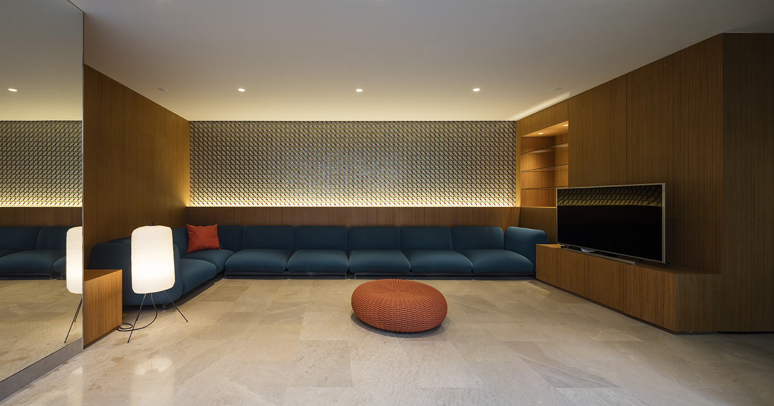 146. Sala de televisión en el sótano