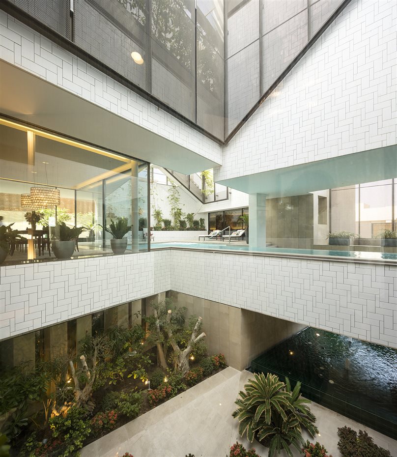 AH Three Garden House .Int 07. Abajo, la lámina de agua con cuya evaporación se refrescan las plantas superiores