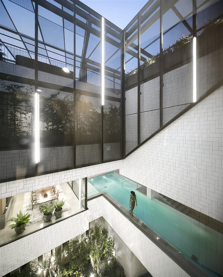 AH Three Garden House .Int 11. Un patio conecta la casa de arriba abajo, entre sus tres jardines