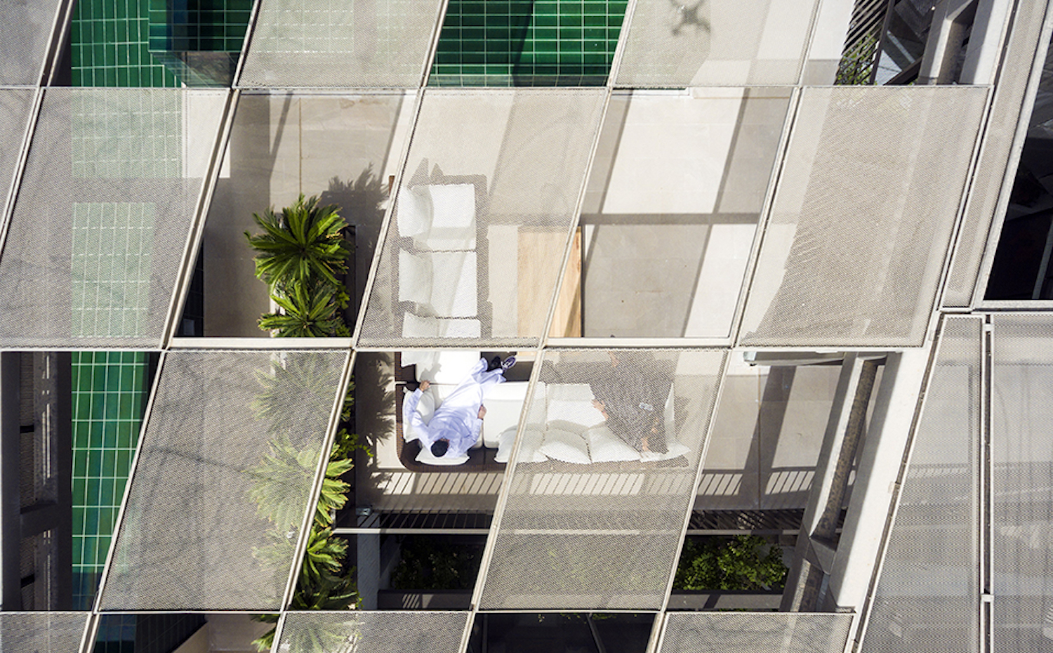 PAH Three Garden House .Ext 02. Una malla metálica perforada de aluminio anodizado cubre el Jardín de Invierno, en la planta superior