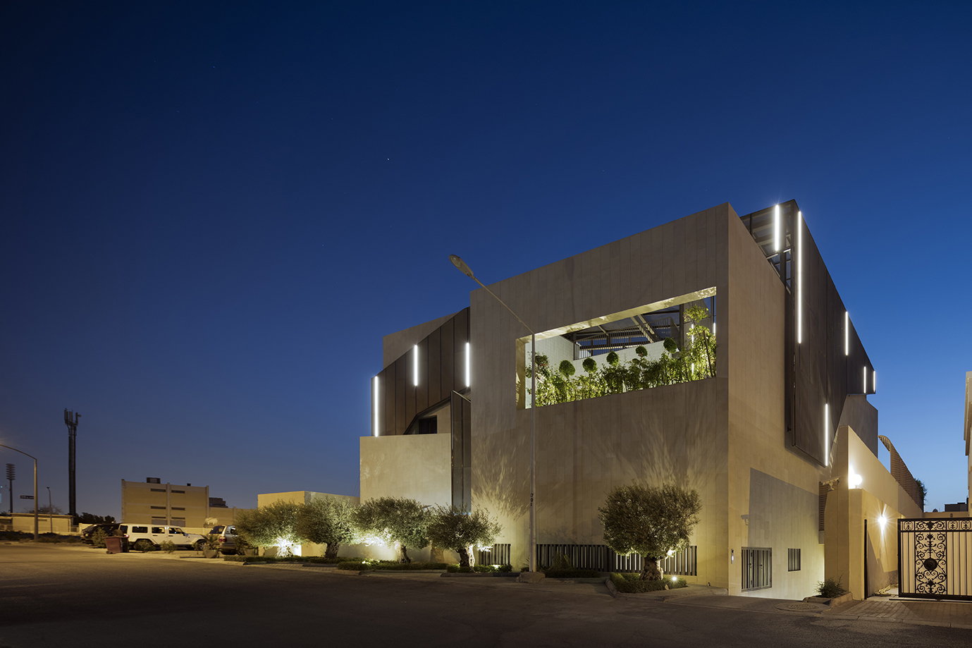 PAH Three Garden House .Ext 05. Fachada de la vivienda, bautizada como Three Gardens House 
