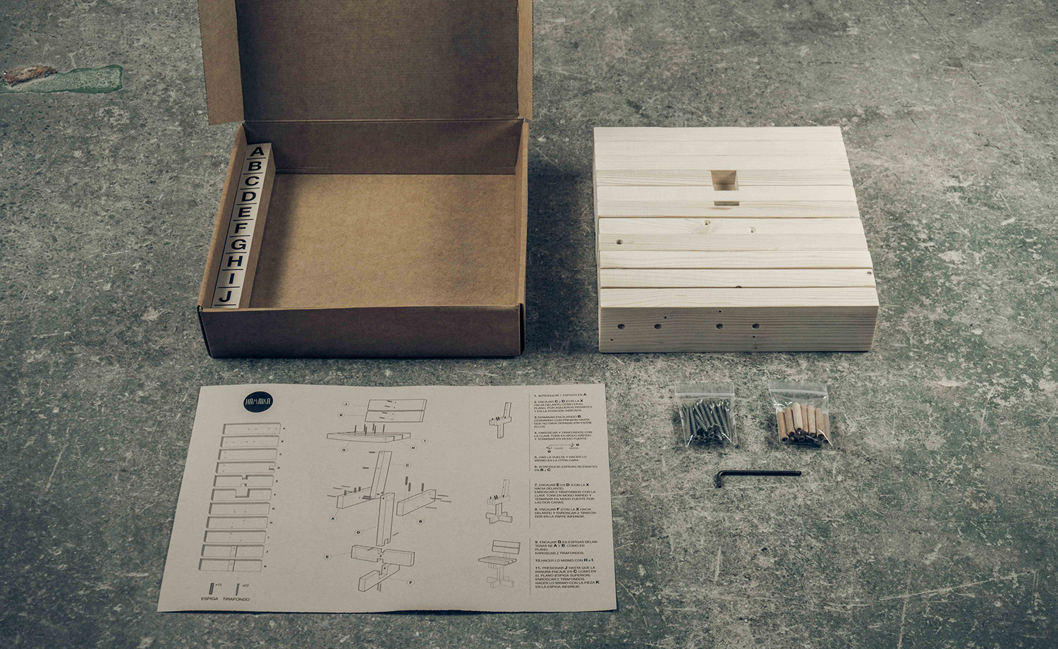 Con once piezas de madera y unos tornillos, la silla Hamaika verá la luz. Unos tacos de madera y unos tornillos son suficientes para montar la silla Hamaika