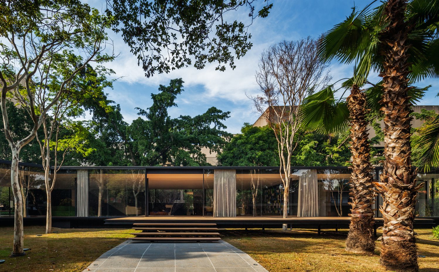 CJ andrademorattin AYD 1 . La estructura de cristal se integra a la perfección en el paisaje del jardín