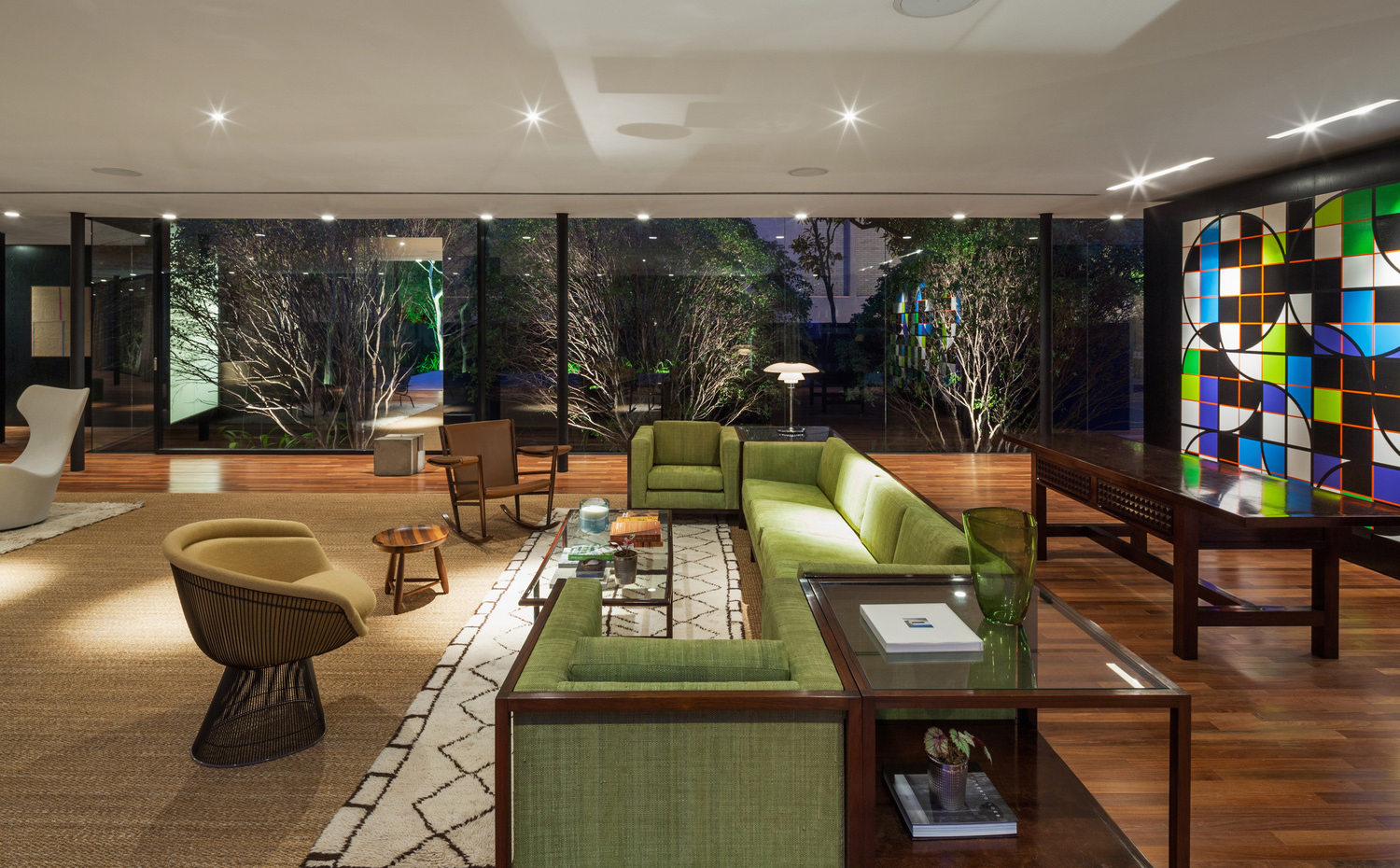 El interior rescata los tonos del jardín