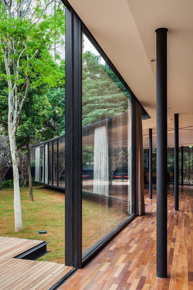 La estructura de madera, acero y cristal aportan ligereza visual al proyecto. La inflexión de la estructura potencia el vínculo interior-exterior