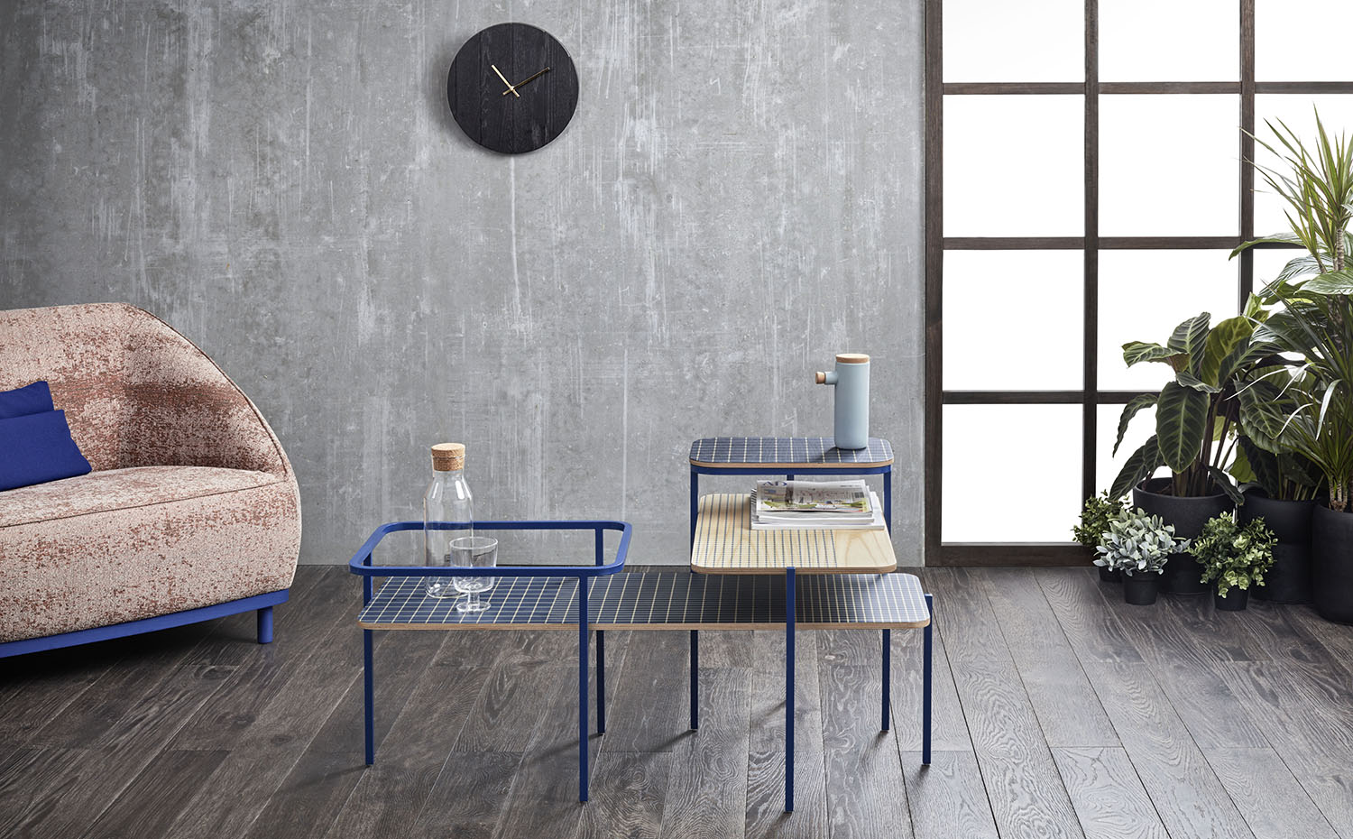 08 Sancal MutDesign Valresa Cualiti copia. El estudio Mut Design ha añadido a las mesas auxiliares Duplex que crearon para Sancal un elemento gráfico que recuerda a la cuadrícula de Hermann, jugando con la percepción del usuario