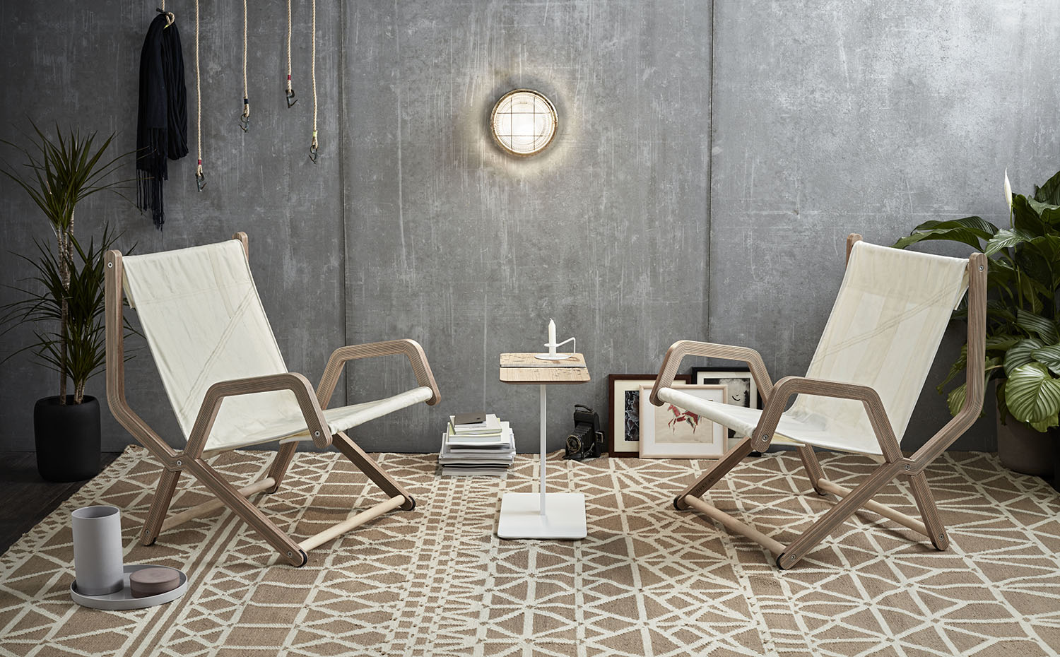 17 DVELAS Arraitz-Koch Valresa Cualiti. La diseñadora Arratiz Koch ha personalizado el sillón plegable Tack, creado por Enrique Kahle para Dvelas, añadiéndole reposabrazos y creando un trampantojo mediante el dibujo de las líneas contrachapadas de la madera en su estructura