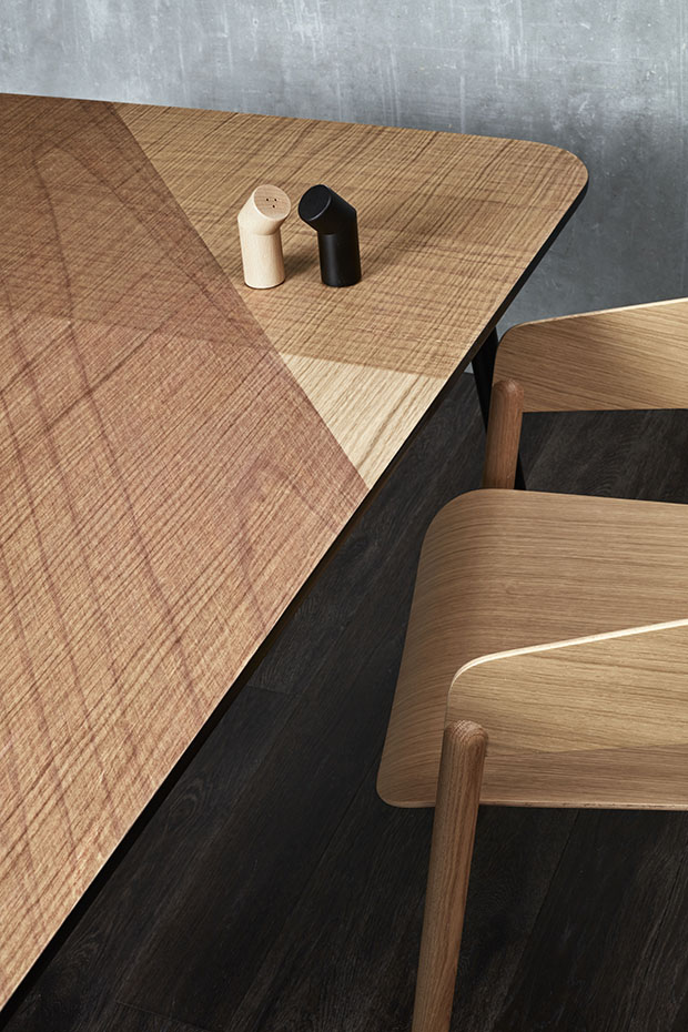 25 Omelette IratzokiLizaso Valresa Cualiti. El proyecto del estudio Iratzoki Lizaso ha creado sobre la mesa Lasso, de la editora Omelette, una serie de líneas que recrean las vetas de diferentes tipos de madera