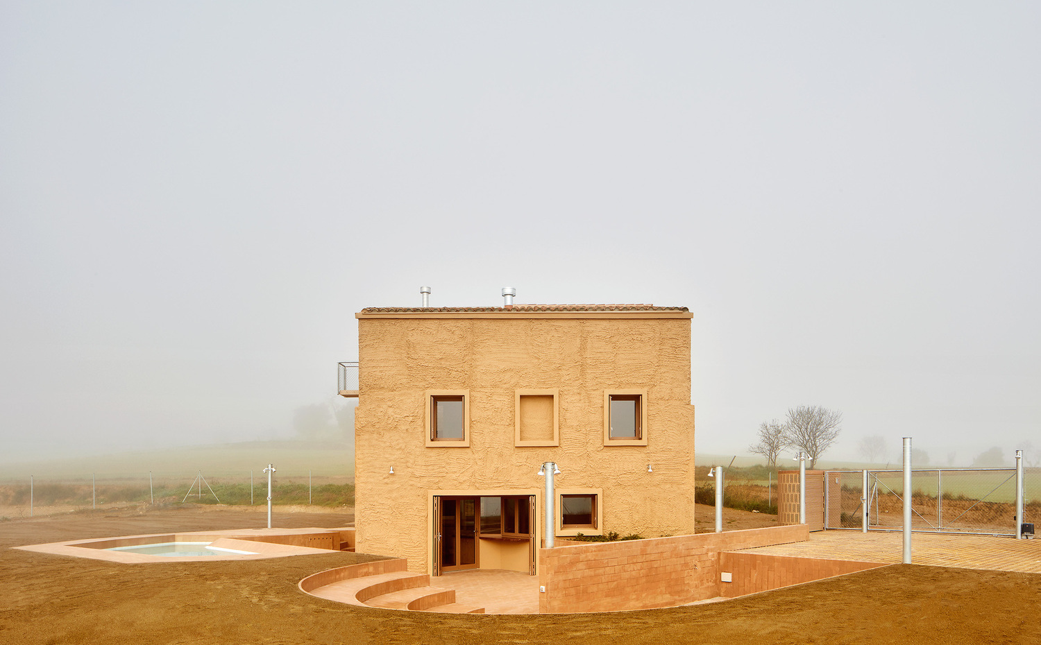Can Migris. El paisaje al que se abre la fachada también ha sido intervenido, y es que se ha trazado una transición entre los interiores y el campo que rodea la casa.