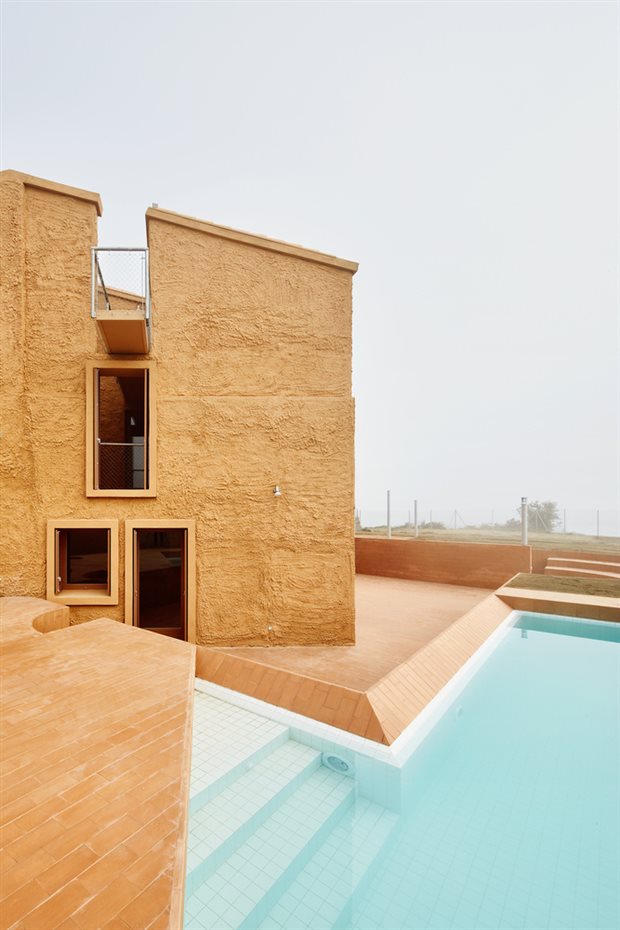 Can Migris. Arquitectura G transformó la fachada sin muchos artificios, ya que en origen era una caseta con cubierta de fibrocemento.