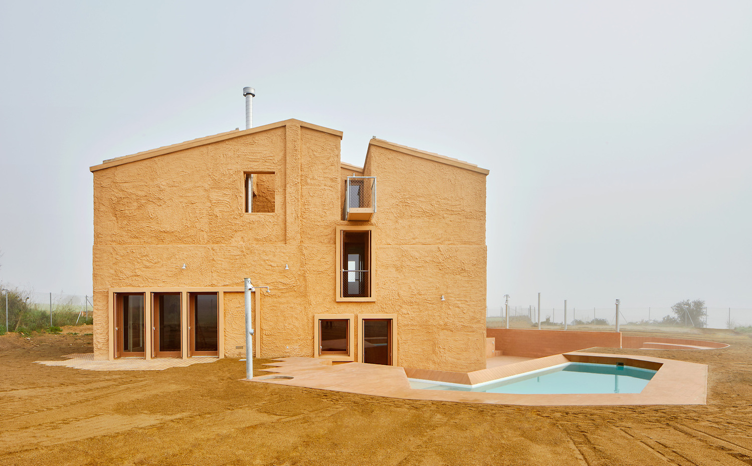 Can Migris. La fachada de esta antigua masía no adelanta para nada la gran transformación que Arquitectura G ha rehalizado en los interiores.
