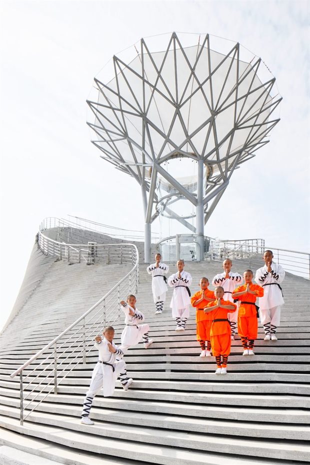 Teatro Shaolin de los Monjes Voladores en China de Mailitis Architects